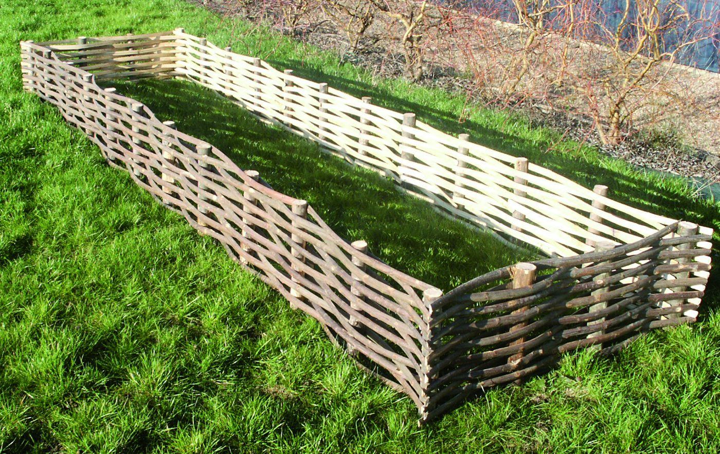 Bordure d'osier sur pelouse
