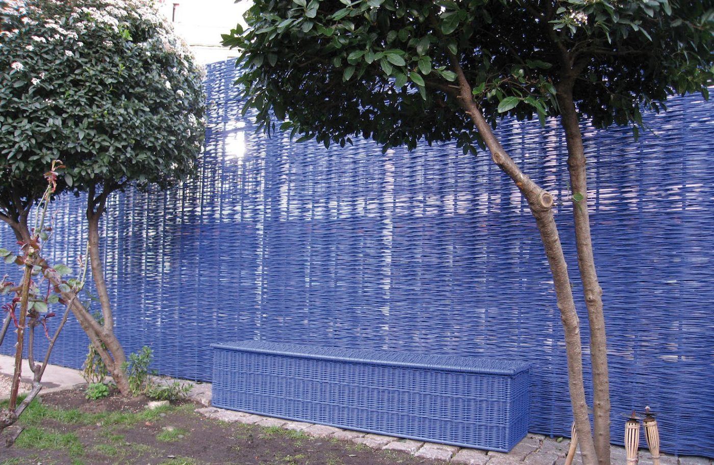 Écran d'osier teinté bleu