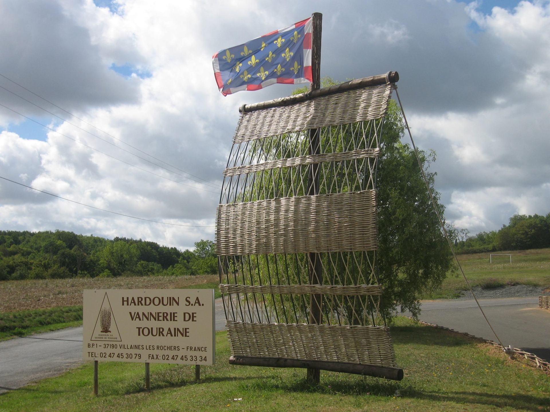 Enseigne en forme de voile tressée à l'entrée de l'atelier Hardouin Tressage