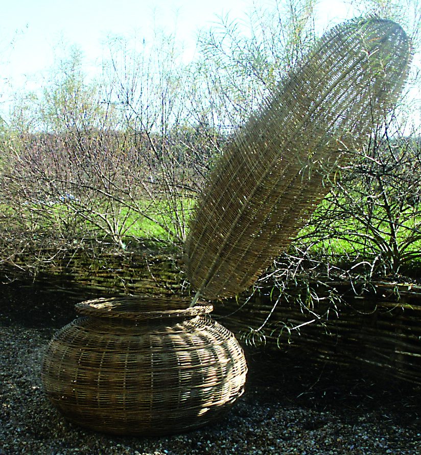 Sculpture d'osier en forme de plume
