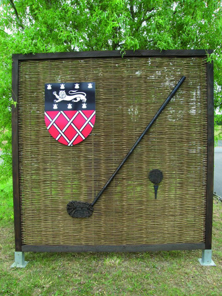 Panneau d'osier orné d'un écusson