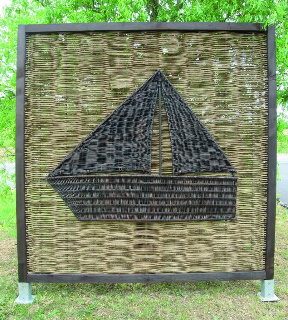Panneau d'osier orné d'un voilier