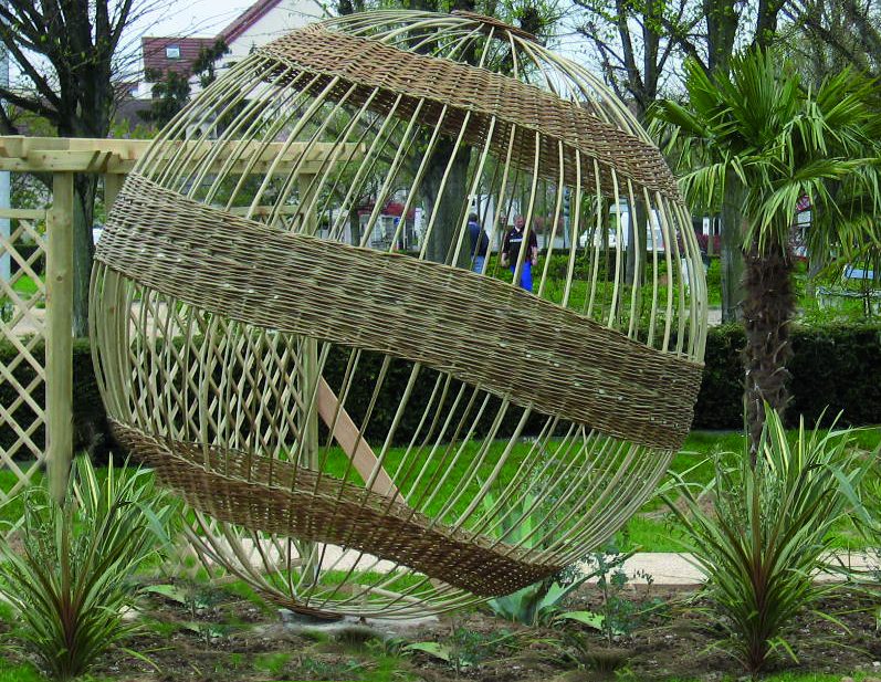 Sphère en osier dans un jardin