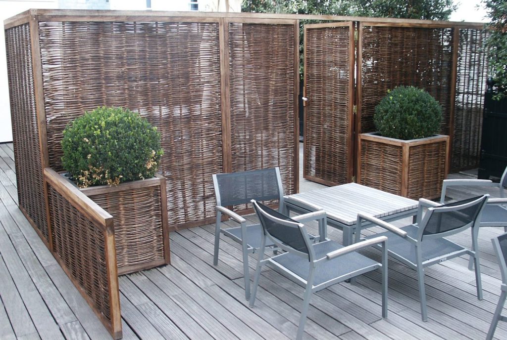Terrasse de restaurant avec écrans d'osier