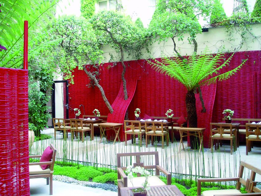 Terrasse de restaurant avec écrans d'osier