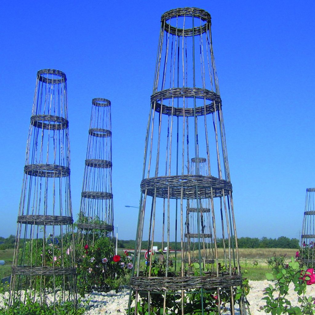 Structures en osier en forme de tours